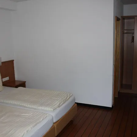 Kaiserhof מלון 3*